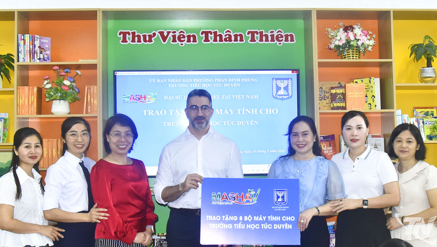 Đại sứ quán Israel tại Việt Nam cùng Đoàn công tác trao tặng 8 bộ máy tính cho Trường Tiểu học Túc Duyên.