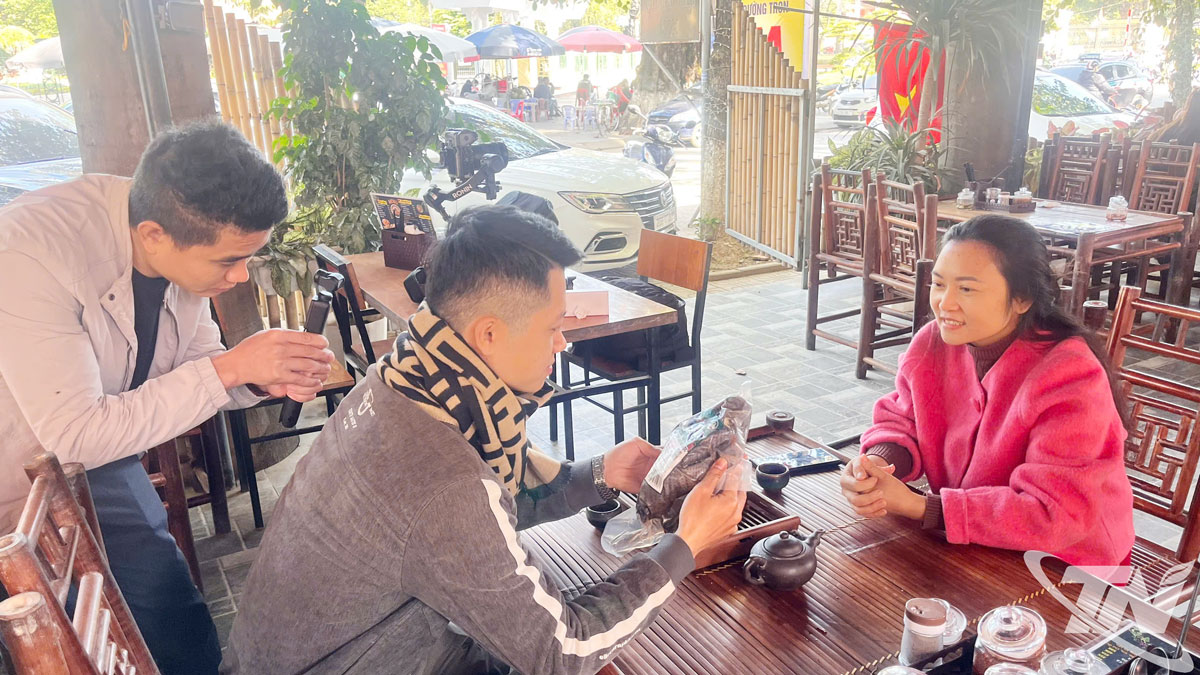 HTX Nông nghiệp Dược liệu Thiên Phúc (xã Đồng Hỷ) xây dựng video, clip quảng bá sản phẩm gà H’Mông chăn thảo dược đăng tải trên Chothainguyen.vn.