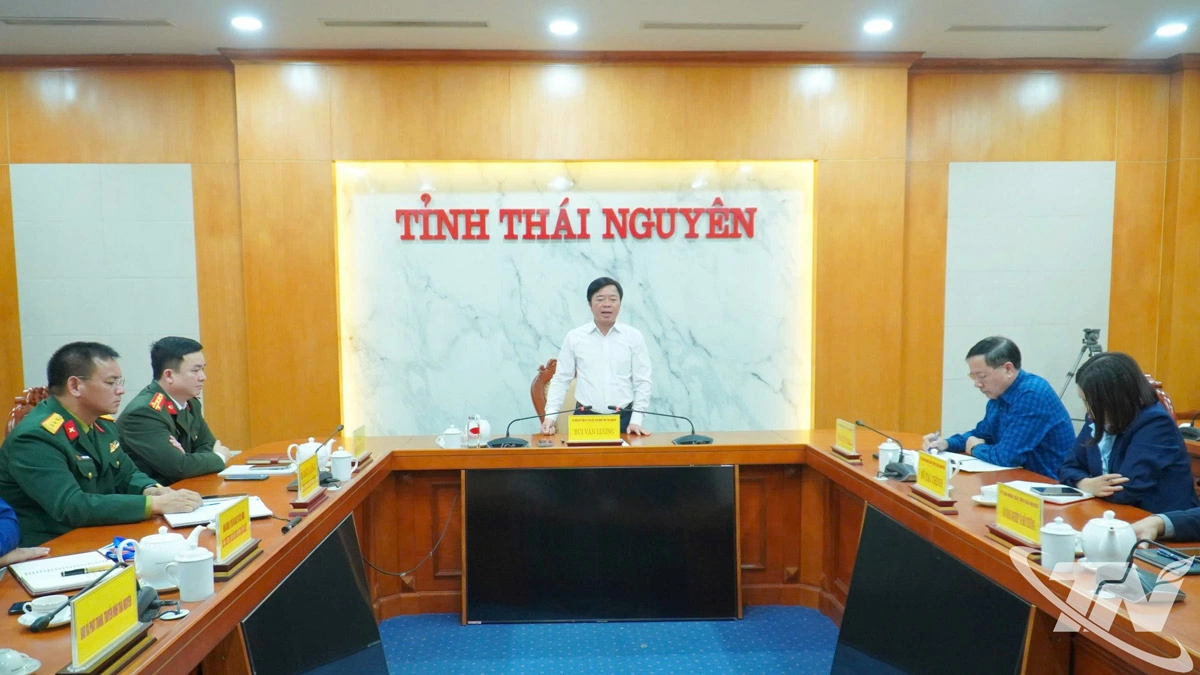 Đồng chí Bùi Văn Lương, Ủy viên Ban Thường vụ Tỉnh ủy, Phó Chủ tịch Thường trực UBND tỉnh, Trưởng ban Tổ chức Giải chủ trì cuộc họp với các sở, ngành.