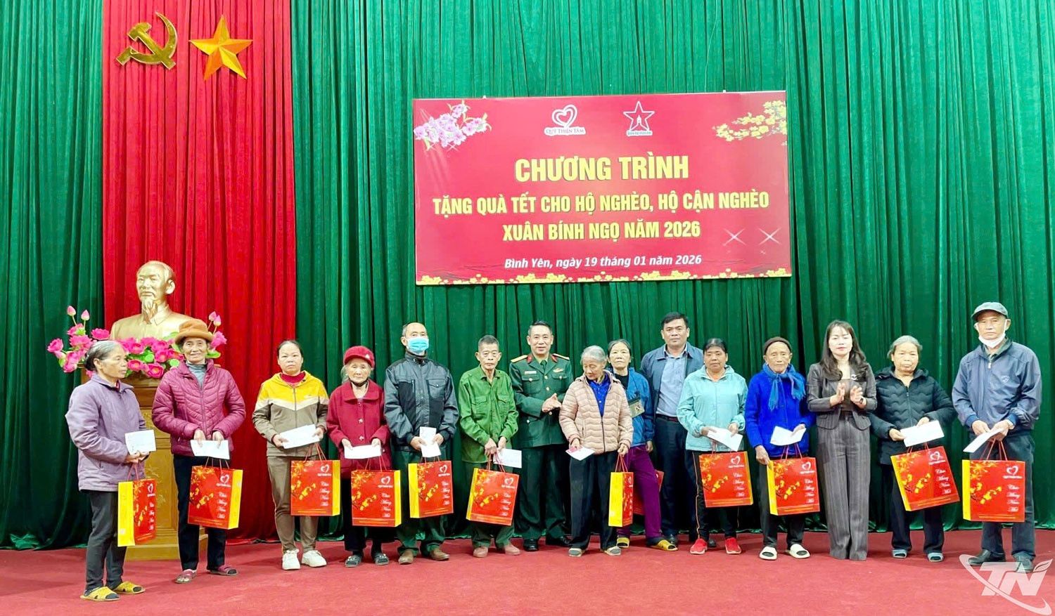 Đại diện B&aacute;o QĐND, Quỹ Thiện T&acirc;m v&agrave; l&atilde;nh đạo x&atilde; B&igrave;nh Y&ecirc;n trao qu&agrave; cho người d&acirc;n.