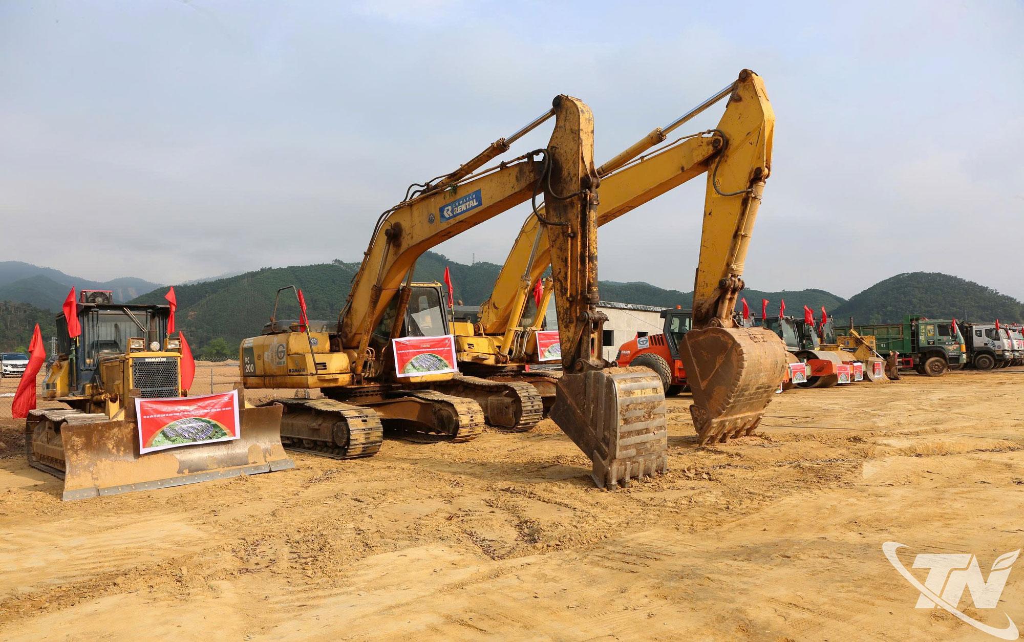 Nhà thầu tập kết máy móc để sẵn sàng thi công Dự án đầu tư xây dựng và kinh doanh kết cấu hạ tầng Khu công nghiệp Thanh Bình - giai đoạn II.