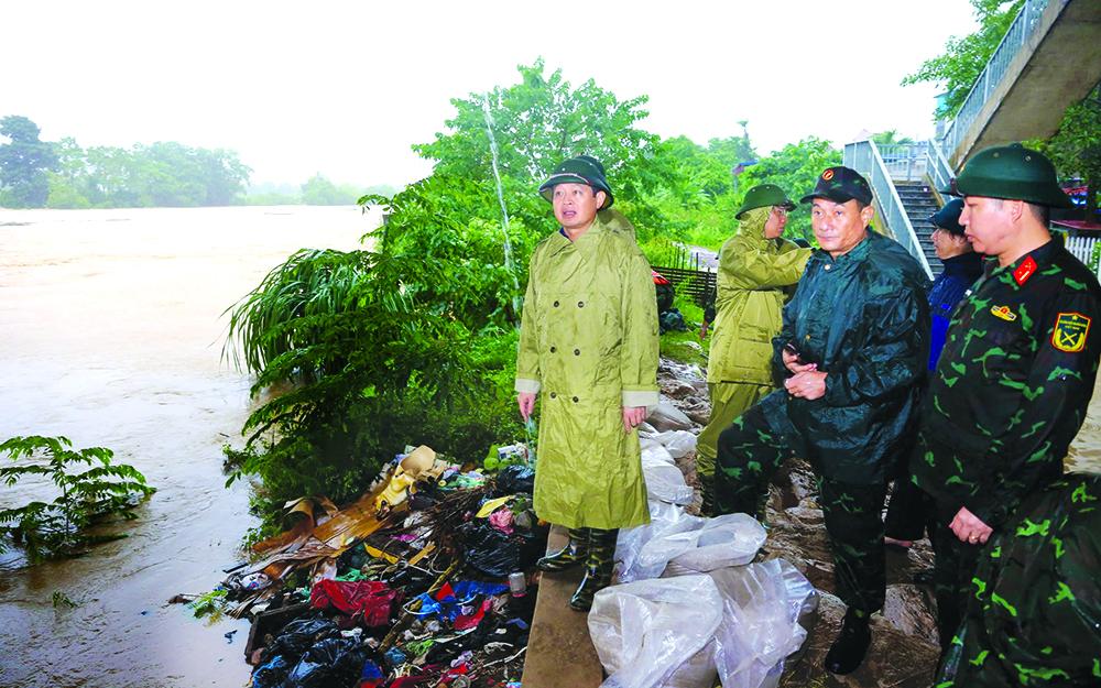Đồng chí Chủ tịch UBND tỉnh Phạm Hoàng Sơn yêu cầu cấp ủy, chính quyền phường Phan Đình Phùng thường xuyên cập nhật, nắm bắt thông tin về diễn biến của bão; tiếp tục rà soát các hộ trong khu vực có nguy cơ xảy ra ngập úng, sạt lở đất để có phương án di dời đến nơi an toàn...