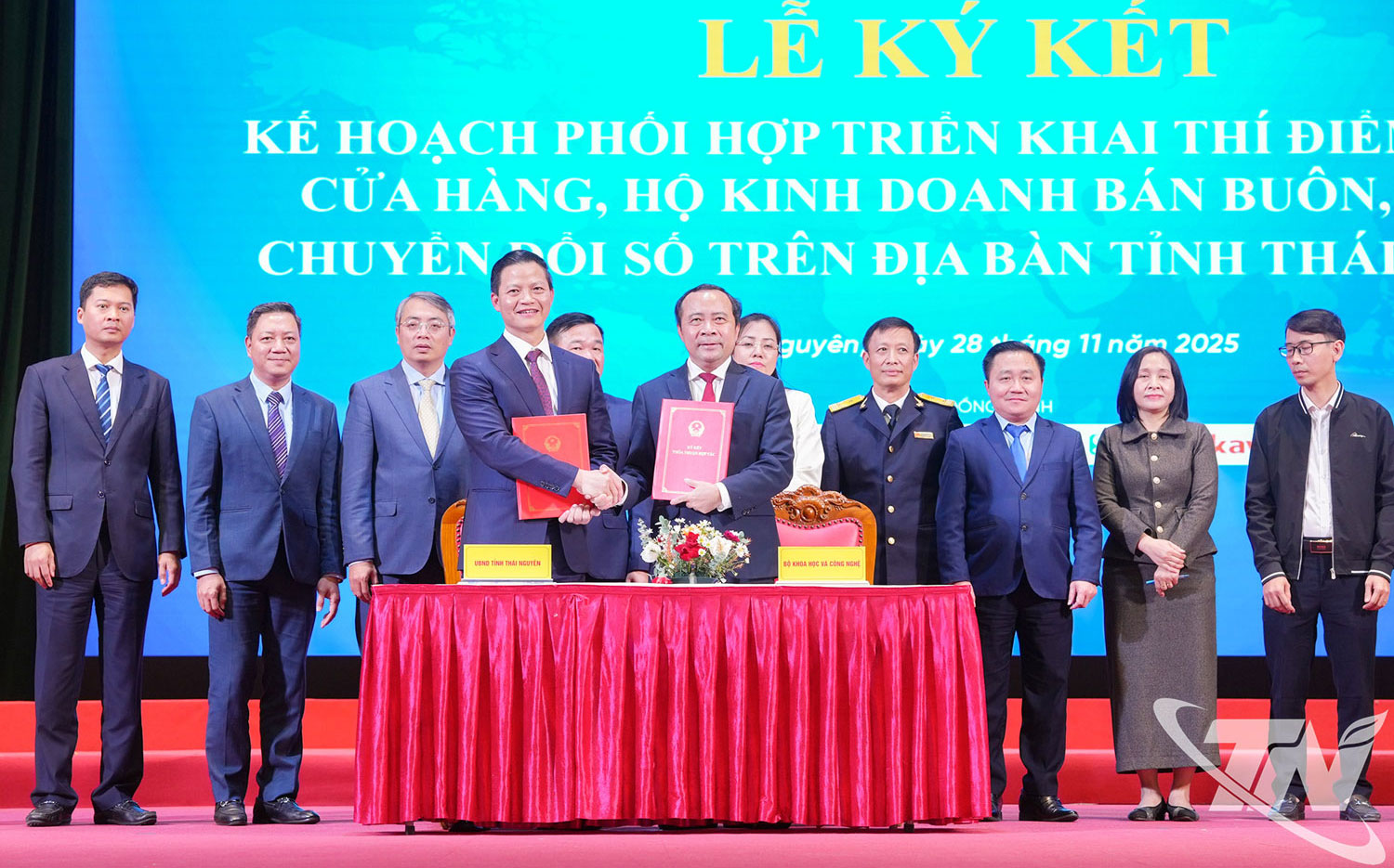 Ký kết Kế hoạch phối hợp triển khai thí điểm hỗ trợ hộ kinh doanh chuyển đổi số trên địa bàn tỉnh.