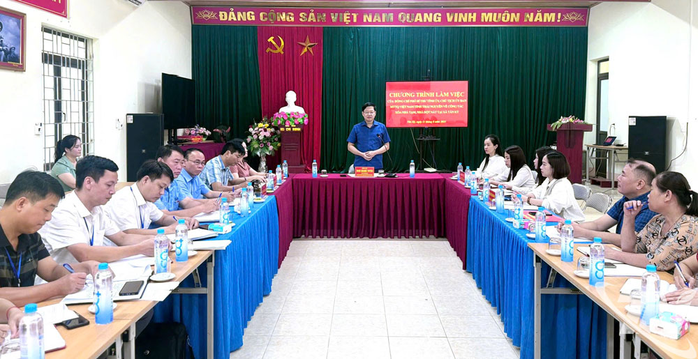 Đồng chí Đinh Quang Tuyên, Ủy viên Ban Thường vụ, Phó Bí thư Tỉnh ủy, Chủ tịch Ủy ban MTTQ tỉnh chủ trì buổi làm việc.