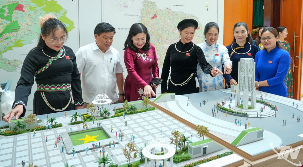 Các đại biểu thăm mô hình Dự án phố đi bộ trung tâm Thái Nguyên, bên lề Kỳ họp.