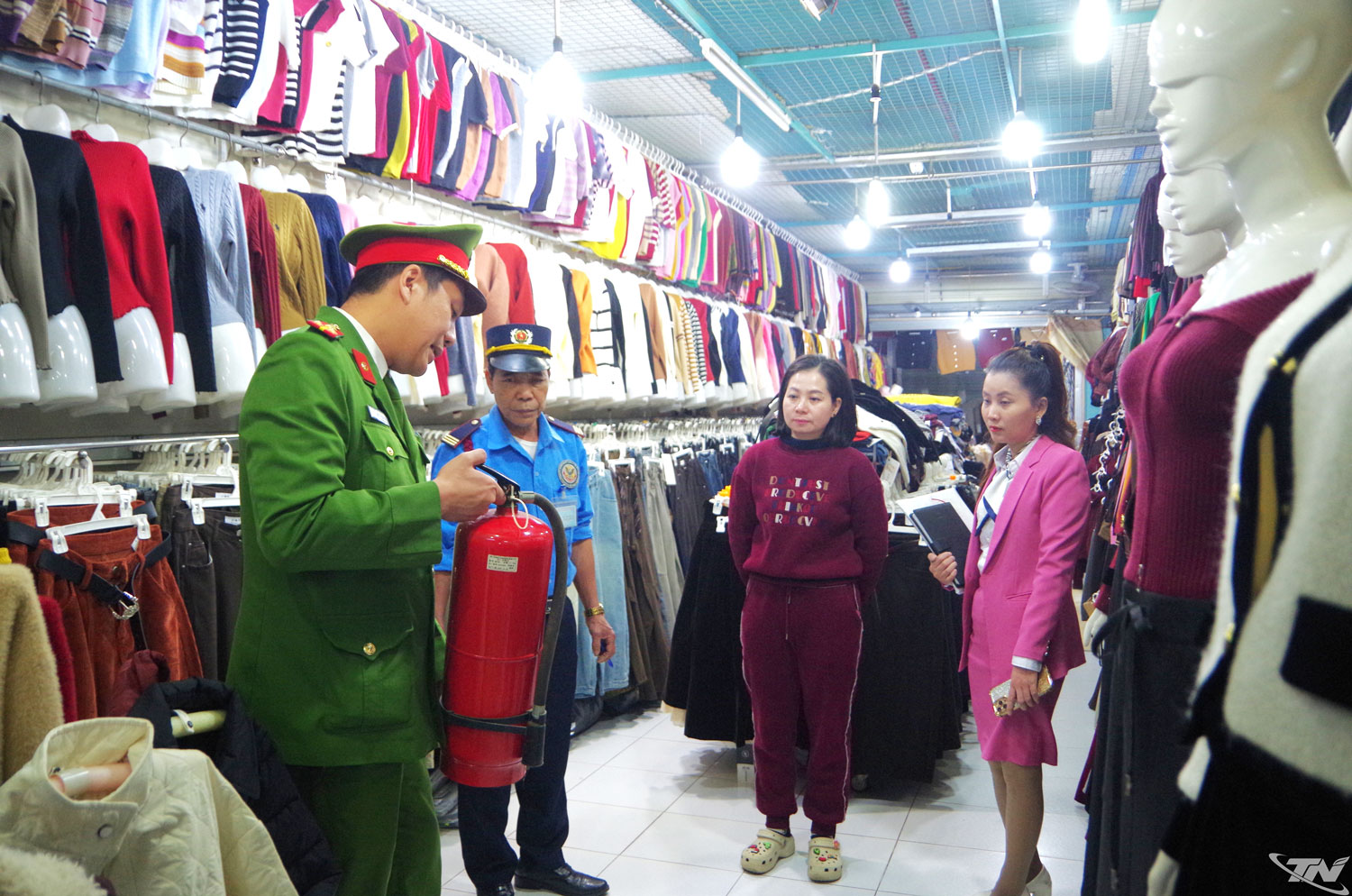 Kiểm tra, hướng dẫn an to&agrave;n PCCC cho c&aacute;c tiểu thương tại Chợ Đồng Quang.