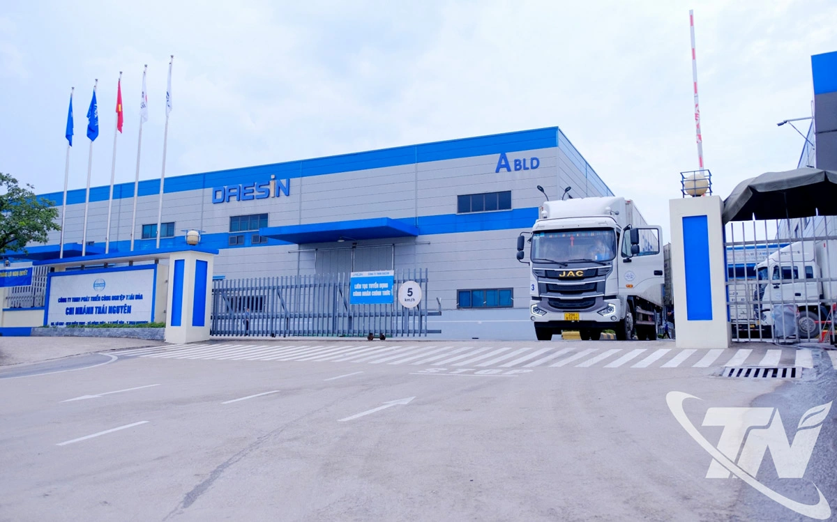 Sự phát triển mạnh mẽ của các dự án FDI trên địa bàn tỉnh Thái Nguyên đã thúc đẩy công nghiệp phụ trợ, tạo liên kết sản xuất linh kiện, phụ tùng, vật tư kỹ thuật... Trong ảnh: Công ty TNHH Daesin (Khu công nghiệp Điềm Thụy) chuyên sản xuất linh phụ kiện điện thoại cho Tập đoàn Samsung. Ảnh: T.L