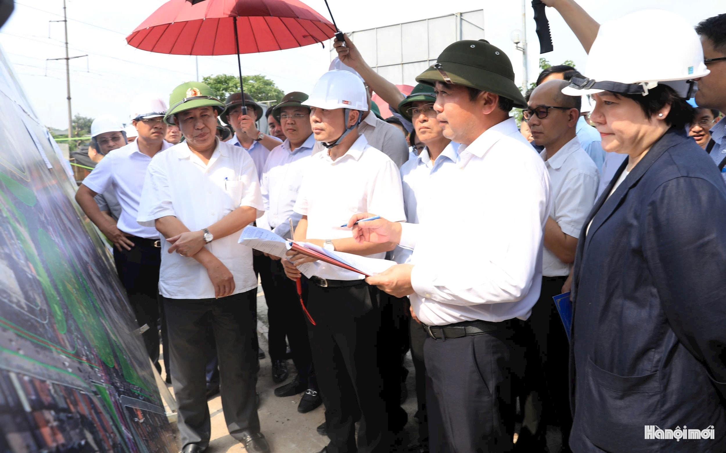 Bí thư Thành ủy Hà Nội Trần Đức Thắng kiểm tra thực địa Dự án đầu tư đường giao thông bao quanh khu tưởng niệm danh nhân Chu Văn An với tuyến đường 07 (đường Phan Trọng Tuệ). Ảnh: Quang Thái