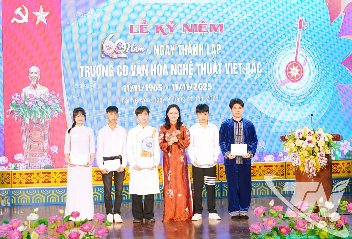 Thứ trưởng Bộ Văn hóa - Thể thao và Du lịch Trịnh Thị Thủy tặng quà học sinh Nhà trường.