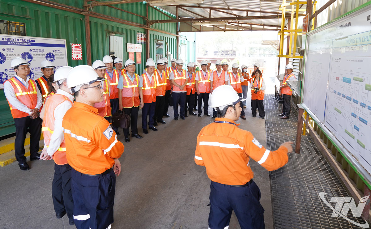   Đoàn công tác tham quan Nhà máy chế biến Vonfram.  