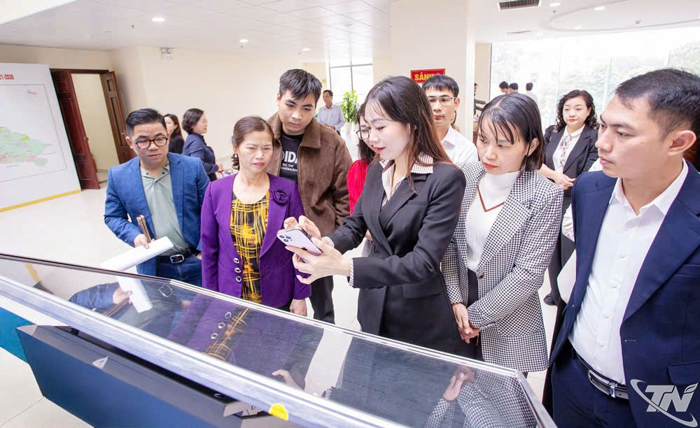 ại diện các doanh nghiệp trên địa bàn tỉnh tham khảo, trải nghiệm giải pháp số về nền tảng quản trị doanh nghiệp hợp nhất MISA AMIS. Ảnh: T.L