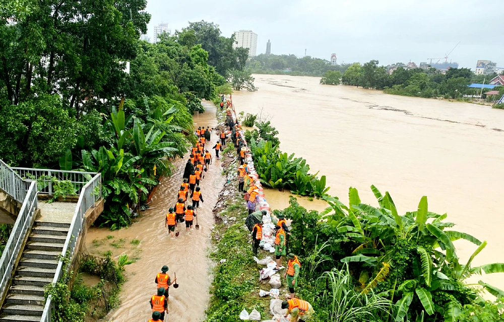 Lực lượng Quân đội, Công an phối hợp củng cố đê sông Cầu đoạn chạy qua phường Phan Đình Phùng.