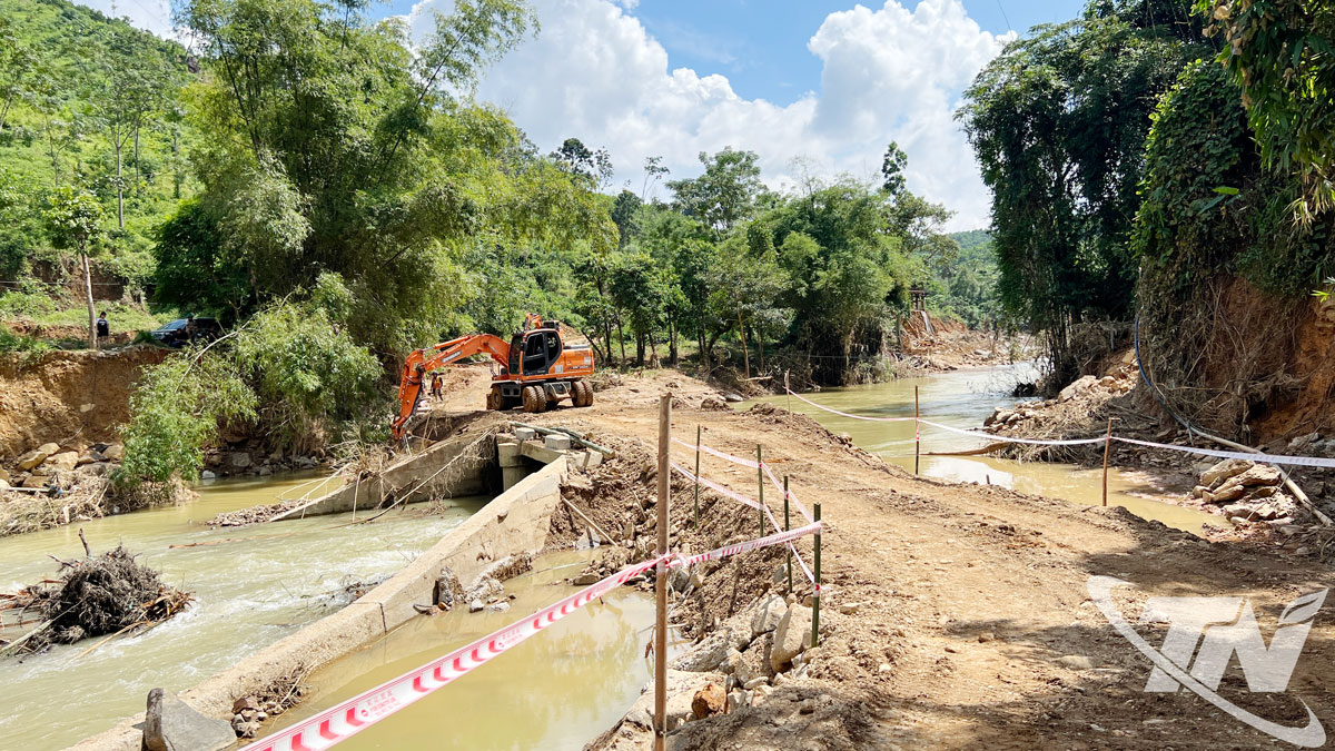 Một đoạn ngầm tràn trên tuyến ĐT.271 bị lũ quyét được xử lý, gia cố thông tuyến bước một.
