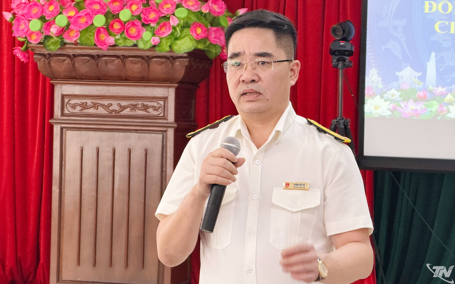 Đại diện Thuế cơ sở 3 tỉnh Thái Nguyên giải đáp thắc mắc của các hộ kinh doanh.