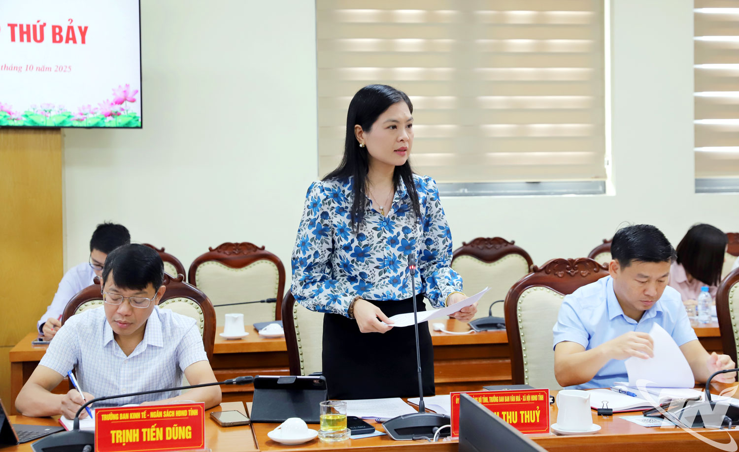 Đồng chí Phạm Thị Thu Thủy, Trưởng ban Văn hóa - Xã hội HĐND tỉnh báo cáo, xin ý kiến về Kế hoạch giám sát kết quả giải quyết các ý kiến, kiến nghị của cử tri.