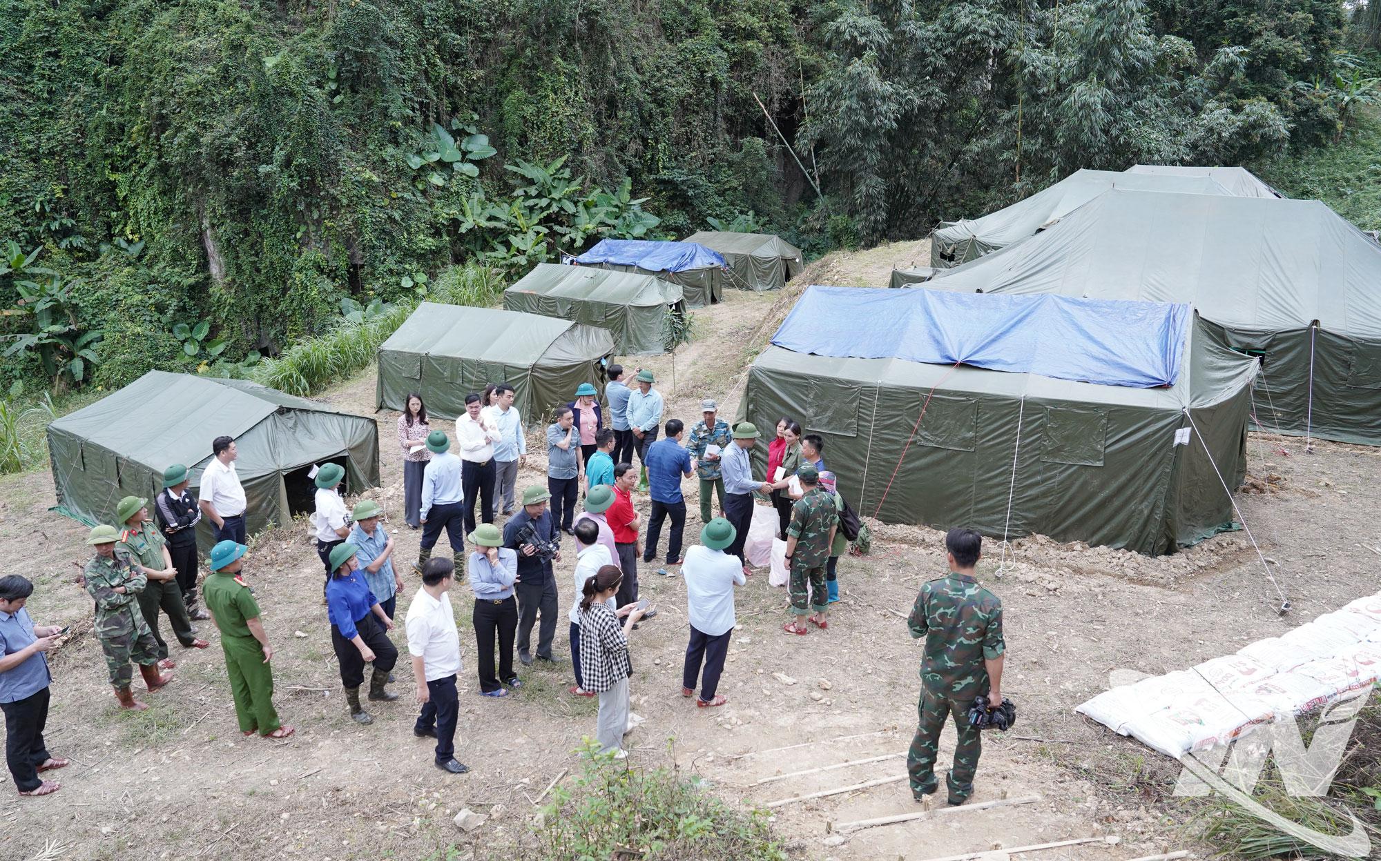 Khu vực nhà bạt do Bộ Chỉ huy Quân sự tỉnh dựng tạm cho người dân thôn Kim Vân, xã Văn Lang.
