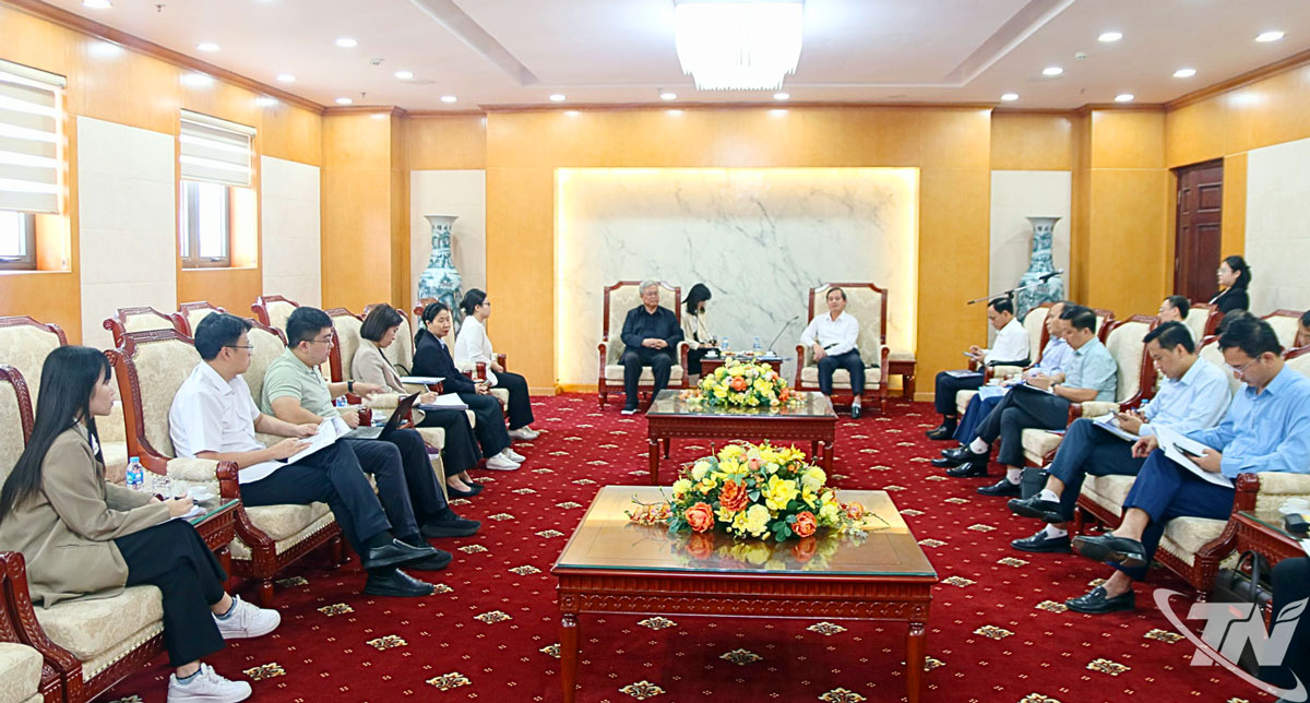 đồng chí Chủ tịch UBND tỉnh Phạm Hoàng Sơn tiếp và làm việc với Tập đoàn Công nghiệp Điện tử Trung Quốc (CEC)