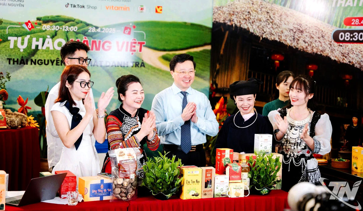 Các sản phẩm của HTX dược liệu Thiên Phúc (xã Đồng Hỷ) được giới thiệu trong chương trình “Tự hào hàng Việt - Thái Nguyên 2025”