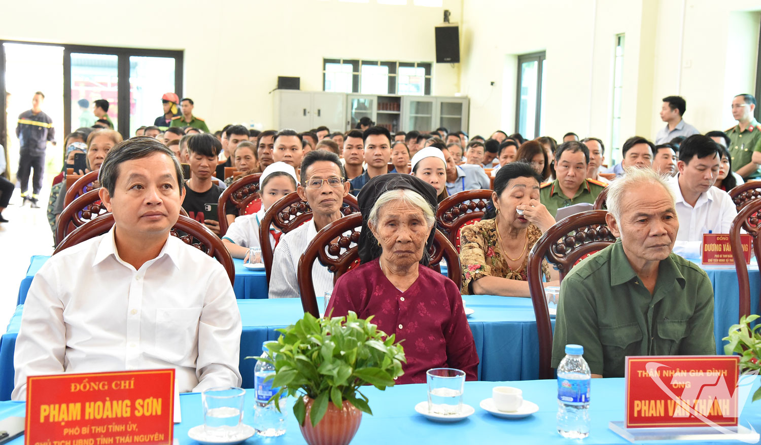 Đồng chí Phạm Hoàng Sơn, Phó Bí thư Tỉnh ủy, Chủ tịch UBND tỉnh Thái Nguyên và thân nhân đồng chí Phan Văn Thành dự Lễ truy tặng.