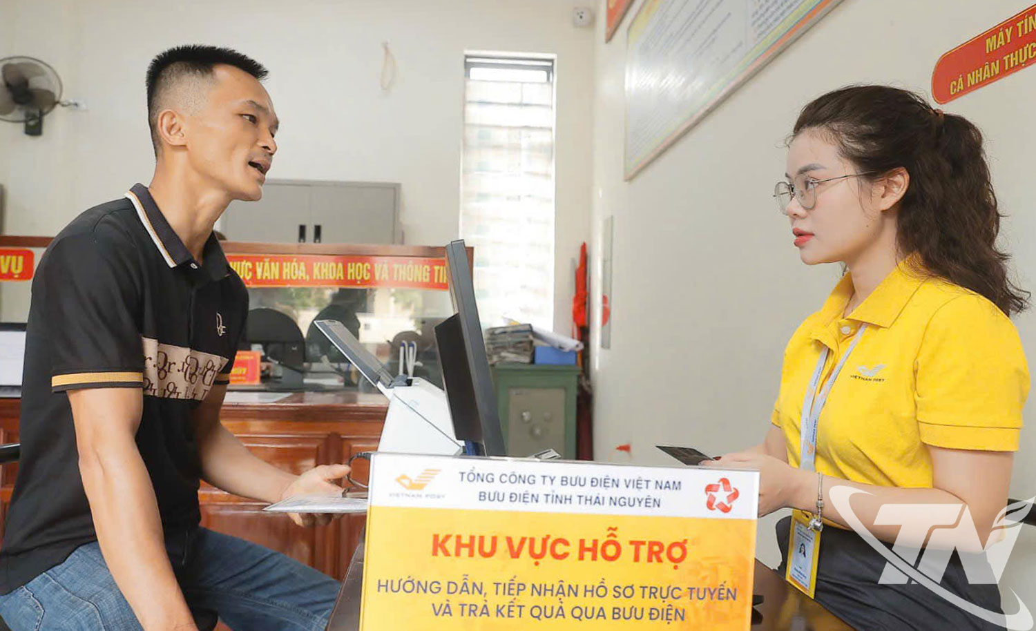 Nhân viên Bưu điện tỉnh hướng dẫn, hỗ trợ người dân và tiếp nhận hồ sơ trực tuyến và trả kết quả qua bưu điện