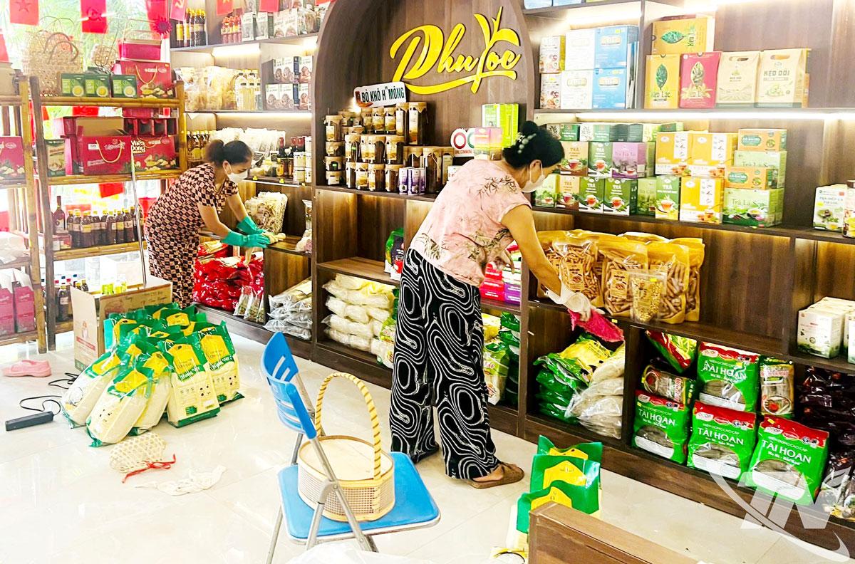  Các thành viên HTX Phú Lộc (phường Phan Đình Phùng) dọn dẹp vệ sinh và bước đầu trở lại hoạt động bình thường.