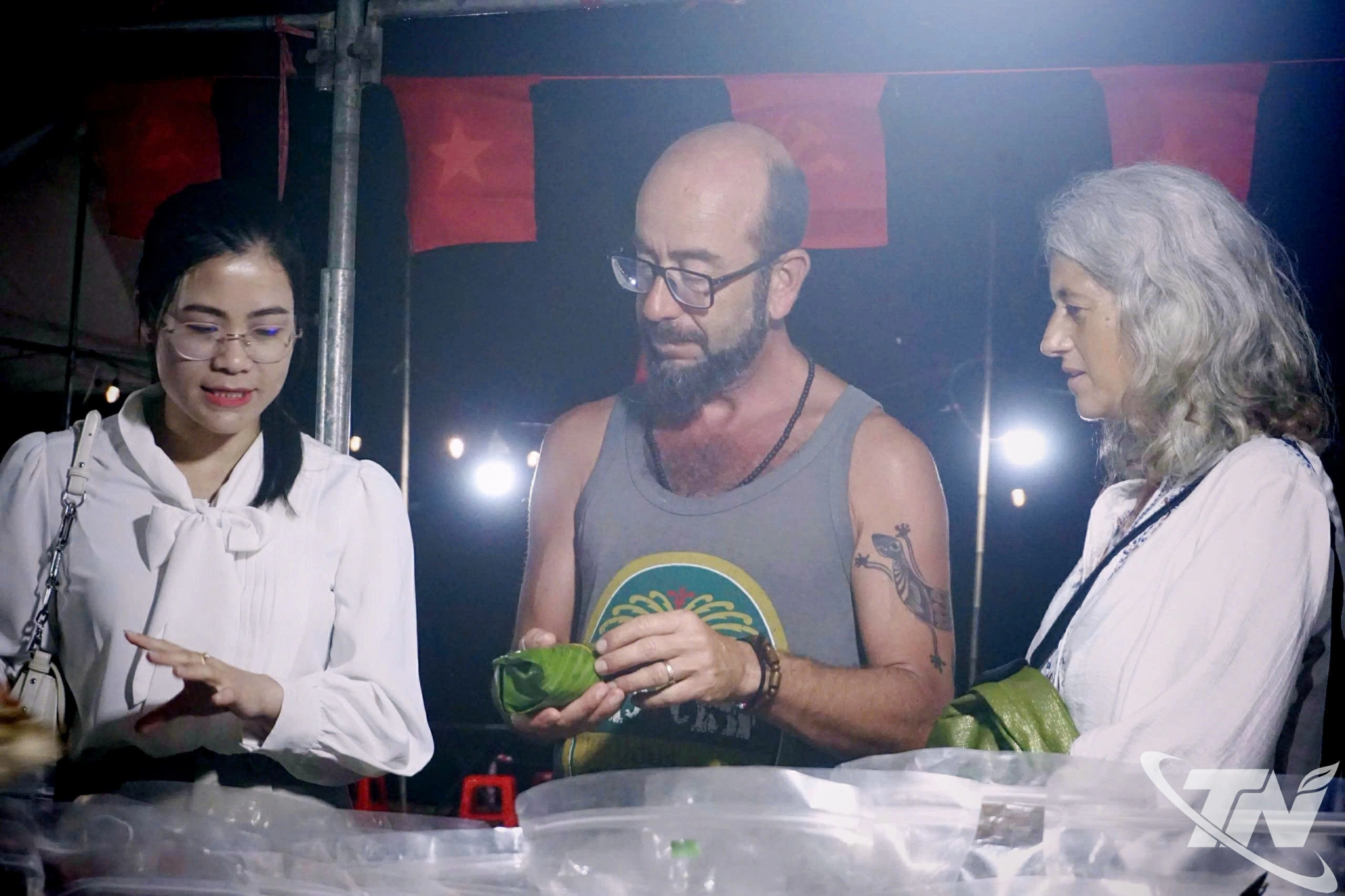 Khách du lịch tham quan, trải nghiệm các hoạt động văn hóa, văn nghệ chào mừng ngày Quốc khánh tại khu du lịch Hồ Ba Bể.