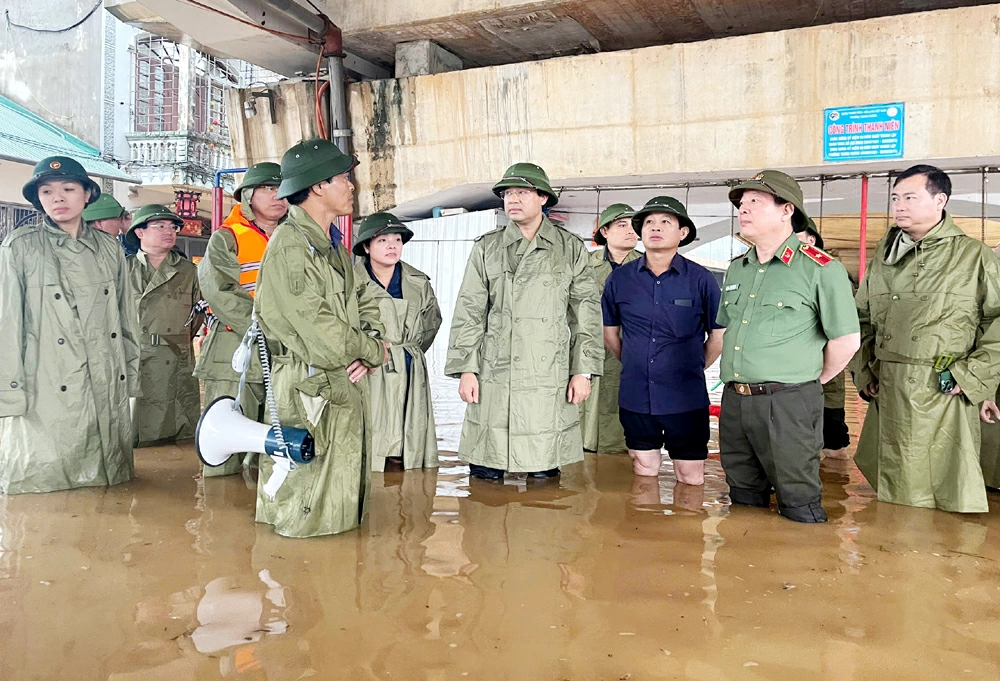 Đồng chí Bí thư Tỉnh ủy Trịnh Xuân Trường cùng các đồng chí lãnh đạo tỉnh kiểm tra, chỉ đạo công tác ứng phó với mưa lũ tại khu vực cầu Bến Tượng, phường Phan Đình Phùng.