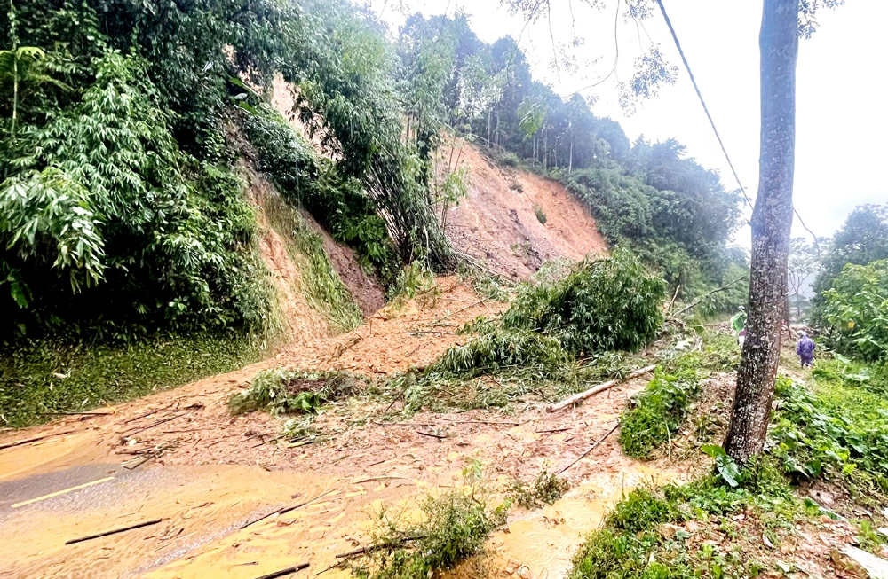 Điểm sạt lở gây tắc đường tại Km37+145 trên Quốc lộ 3C, thuộc địa phận xã Nghĩa Tá. Hiện nay, đơn vị quản lý đang cho máy móc san gạt để thông đường.