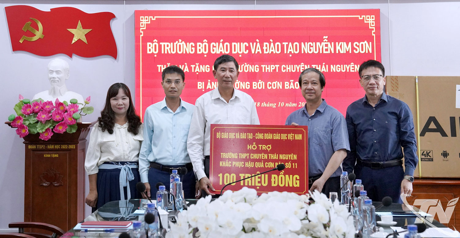 Bộ trưởng Bộ Giáo dục và Đào tạo Nguyễn Kim Sơn trao số tiền 100 triệu đồng hỗ trợ Trường THPT Chuyên Thái Nguyên khắc phục hậu quả cơn bão số 11.