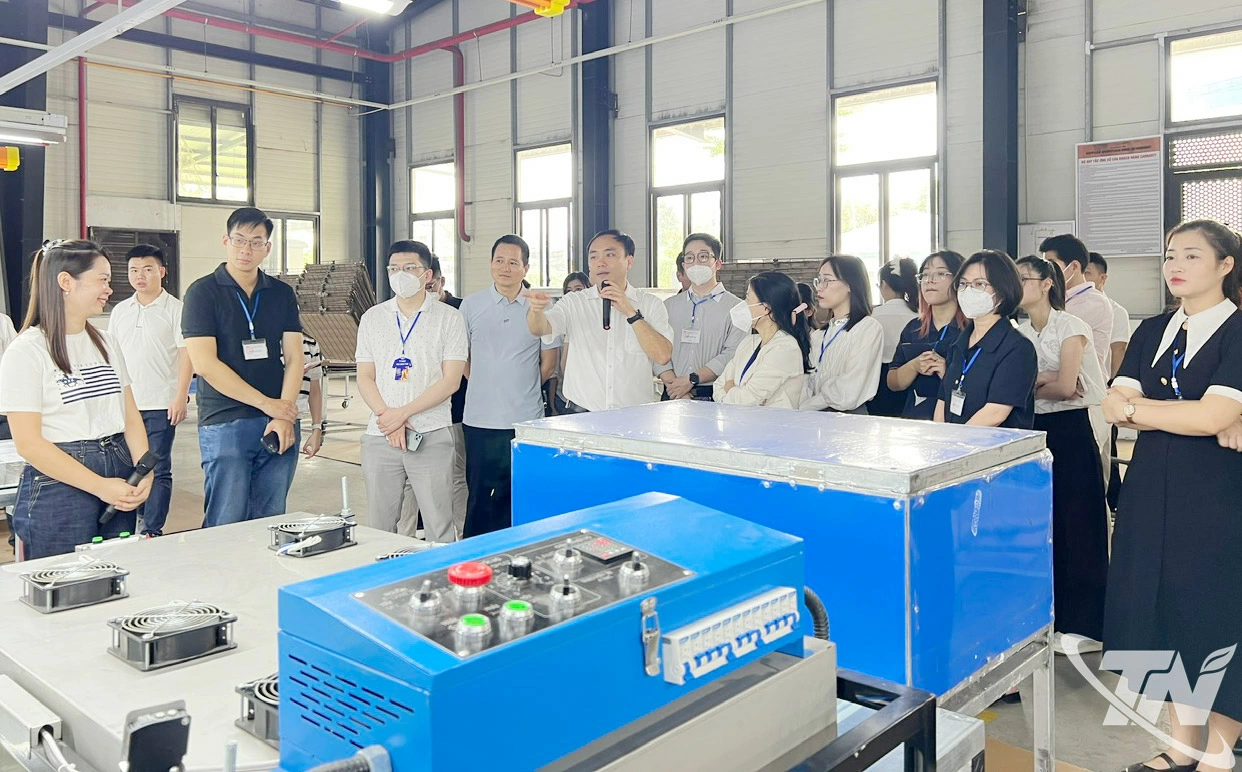 Đại biểu tham quan khu vực xưởng in của TNG Sông Công.
