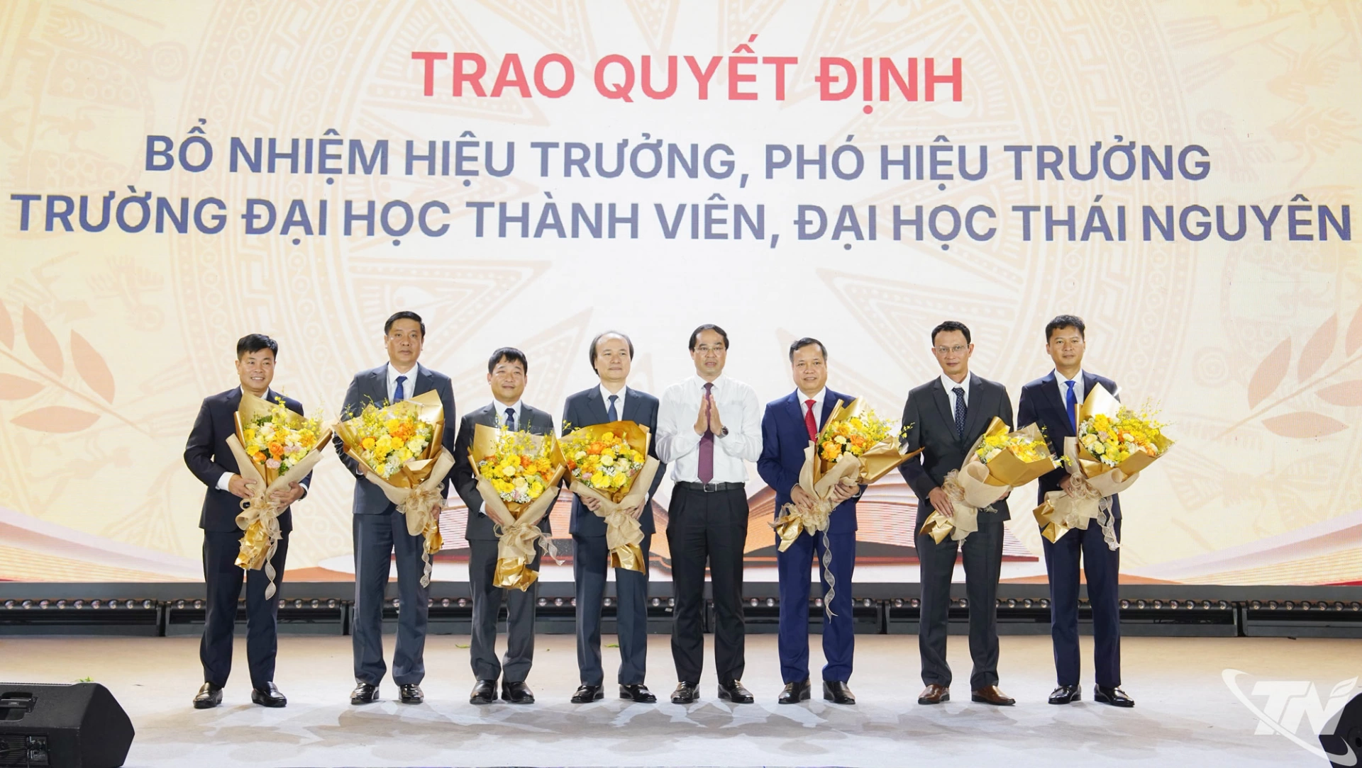 Đồng chí Bí thư Tỉnh ủy Thái Nguyên Trịnh Xuân Trường chúc mừng Hiệu trưởng các trường đại học thành viên của Đại học Thái Nguyên mới được bổ nhiệm.