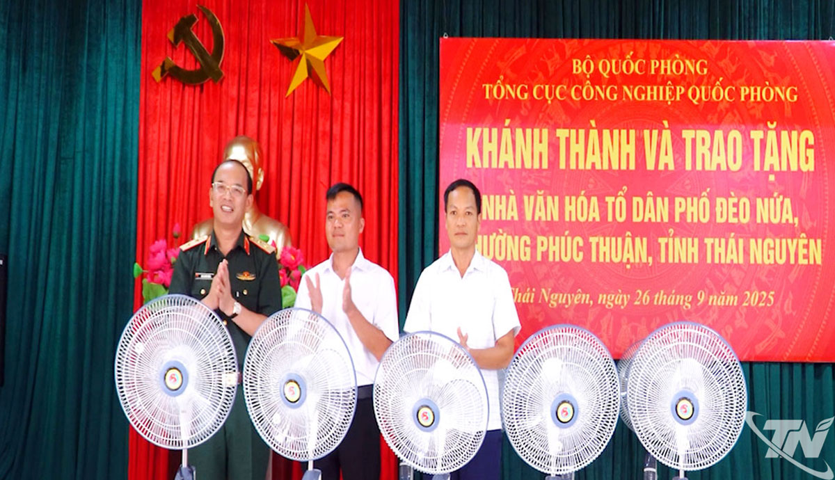 Đại diện các đơn vị và chính quyền địa phương tặng quà nhân dân tổ dân phố Đèo Nứa