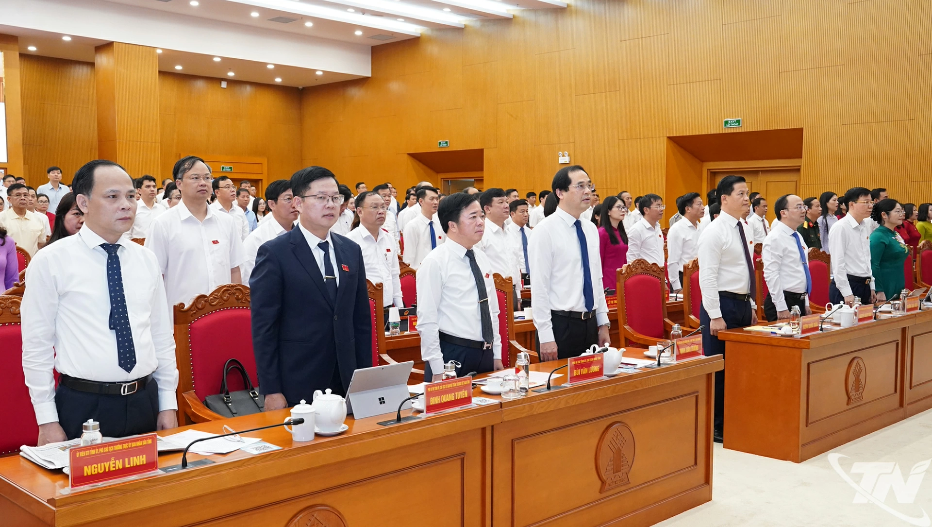 Các đồng chí lãnh đạo tỉnh và đại biểu thực hiện Nghi lễ chào cờ.