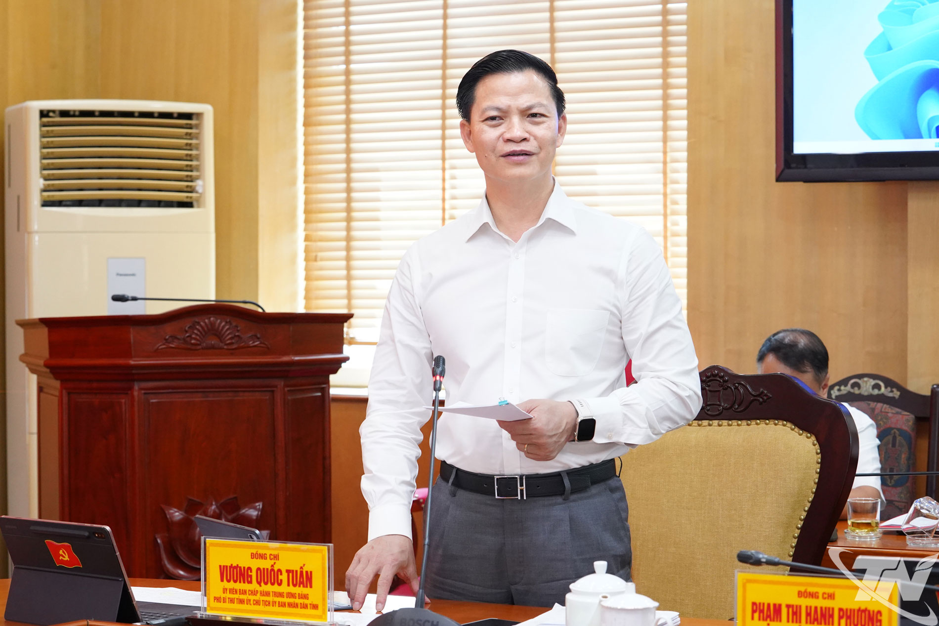 Đồng chí Vương Quốc Tuấn, Ủy viên Trung ương Đảng, Phó Bí thư Tỉnh ủy, Chủ tịch UBND tỉnh, phát biểu tại Hội nghị.