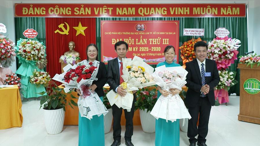 Đồng chí Lê Minh Sơn (thứ 2 bên trái sang) được bầu giữ chức vụ Bí thư Chi bộ phân hiệu Trường Đại học Nông Lâm TP. HCM tại Gia Lai, nhiệm kỳ 2025-2030. Ảnh: Minh Trung dung-hd00-02-42-21still874.jpg