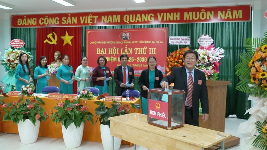 Các đại biểu bỏ phiếu bầu 3 đồng chí vào Ban Chấp hành Chi bộ phân hiệu Trường Đại học Nông Lâm TP. HCM tại Gia Lai, nhiệm kỳ 2025-2030. Ảnh: Minh Trung dung-hd00-02-25-21still873.jpg