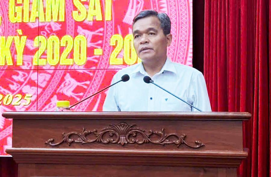 Ủy viên Ban Chấp hành Trung ương Đảng, Bí thư Tỉnh ủy, Chủ tịch HĐND tỉnh Hồ Văn Niên phát biểu chỉ đạo tại hội nghị. Ảnh: H.D 1a2-6063.jpg