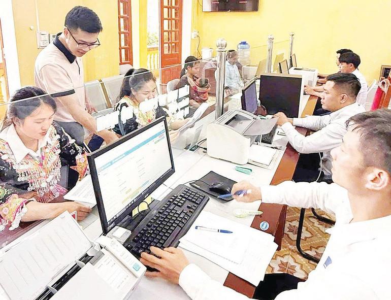 Đồng bào H’Mông xã Trạm Tấu (tỉnh Lào Cai) được công chức trẻ hướng dẫn làm thủ tục hành chính công. (Ảnh: THANH SƠN) z6818986469236-6a647085ab4d0aef7c05622f79a5798b.jpg