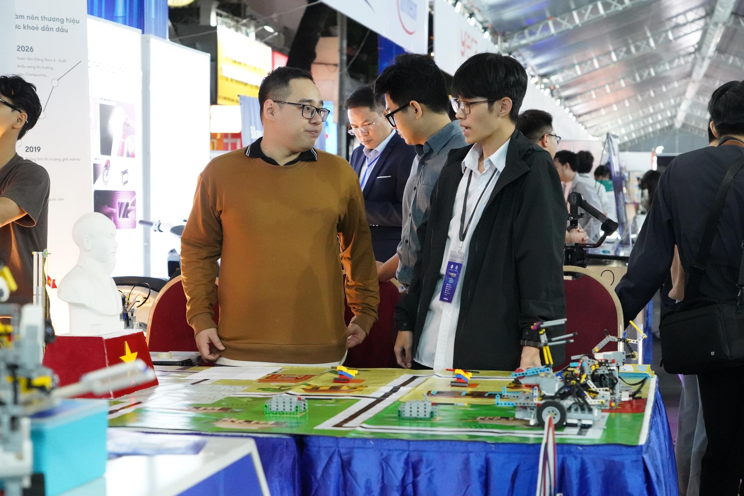 Thủ tướng trải nghiệm công nghệ tại Techfest Việt Nam 2025- Ảnh 8.