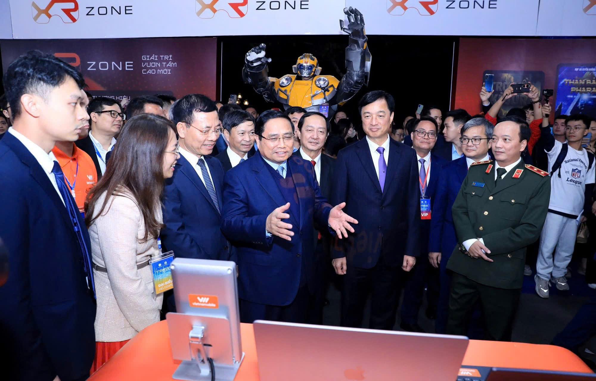 Thủ tướng trải nghiệm công nghệ tại Techfest Việt Nam 2025- Ảnh 1.