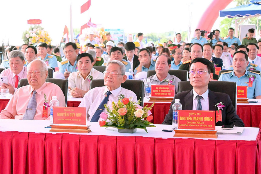 Khởi công Dự án đầu tư xây dựng đường cất hạ cánh số 2 Cảng hàng không Phù Cát - Ảnh 1.