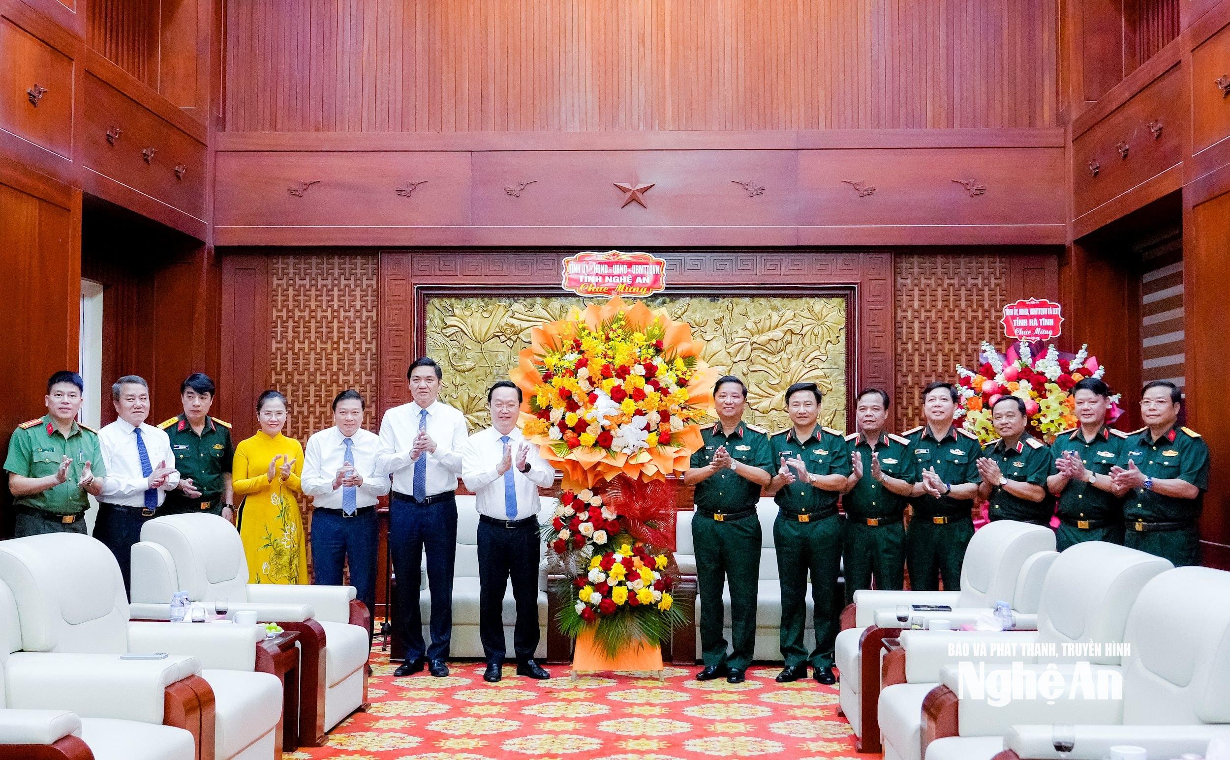 Các đồng chí lãnh đạo tỉnh Nghệ An chúc mừng Bộ Tư lệnh Quân khu 4 nhân kỷ niệm 80 năm ngày truyền thống Lực lượng vũ trang quân khu. Ảnh: Phạm Bằng