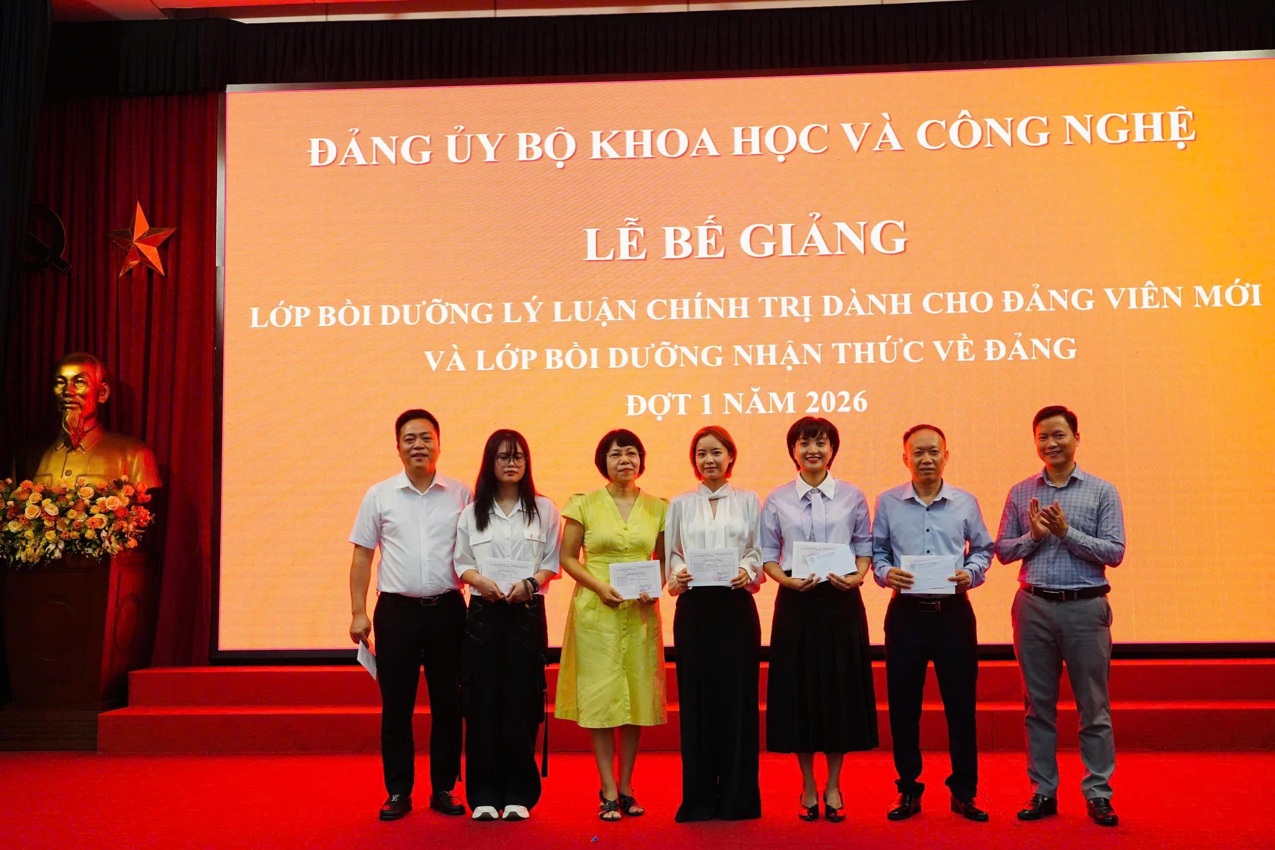 Bế giảng các lớp bồi dưỡng nhận thức về Đảng và lý luận chính trị dành cho đảng viên mới năm 2026 - Ảnh 1.
