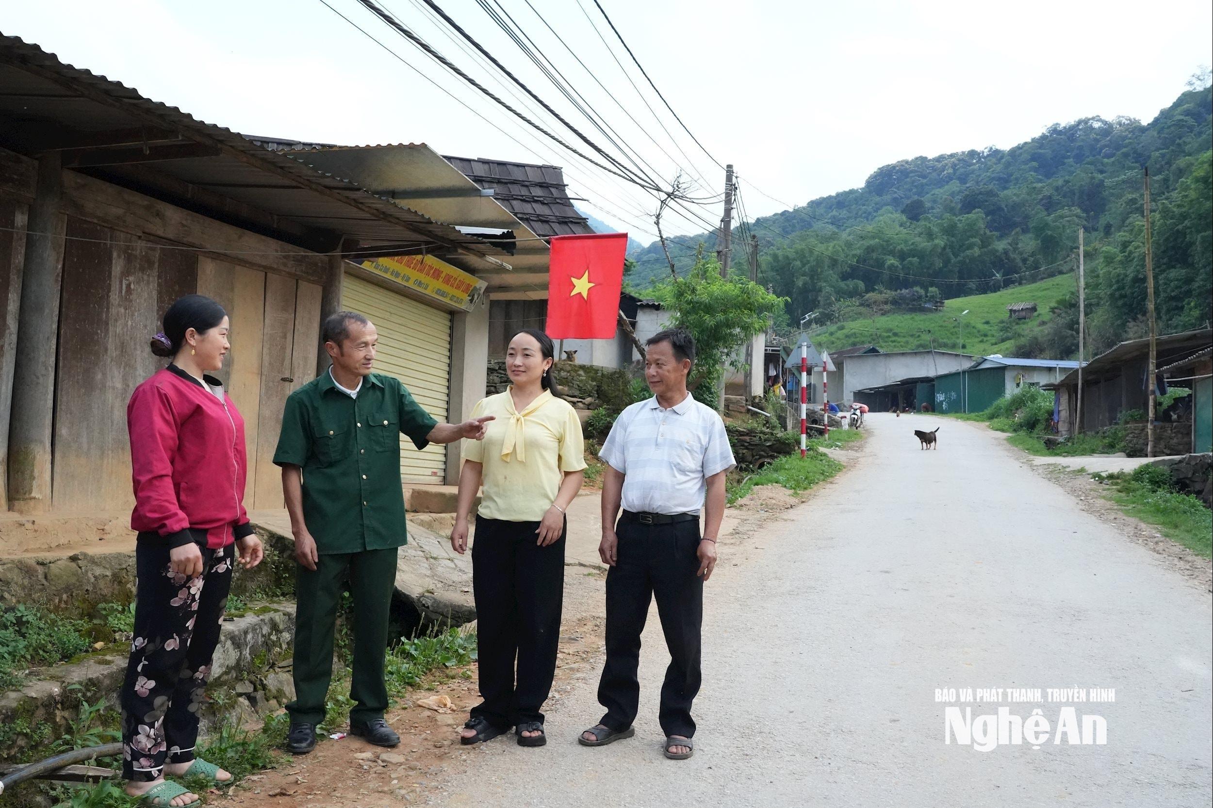 Cựu chiến binh, người uy tín Già Tồng Thù trao đôi với Tân Bí thư chi bộ bản Ka Dưới Lỳ Y Chò và người dân. Ảnh: K.L