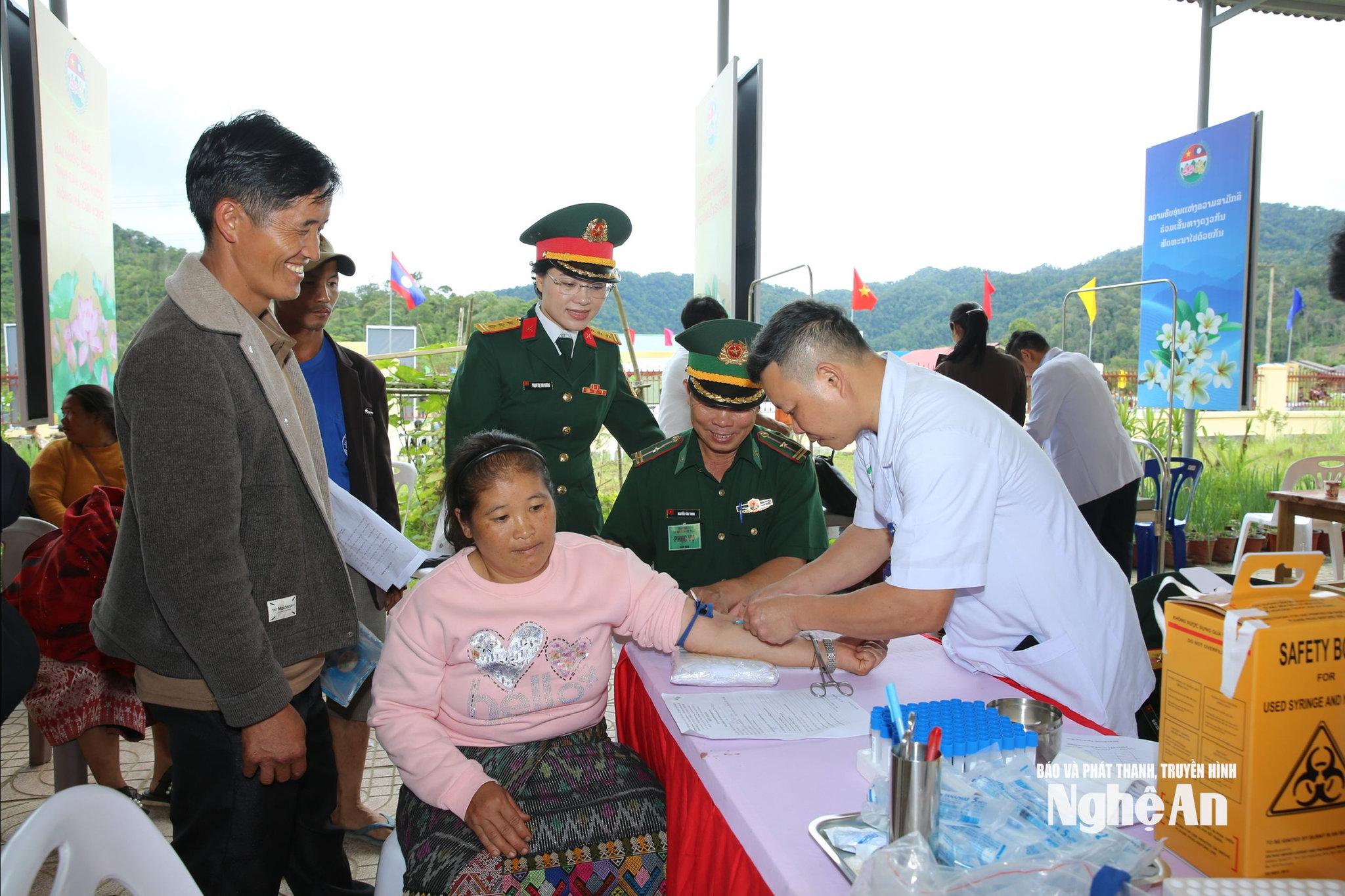 Hoạt động khám, chữa bệnh, cấp phát thuốc miễn phí cho người dân có hoàn cảnh khó khăn khu vực biên giới Lào. Ảnh: Khánh Toàn