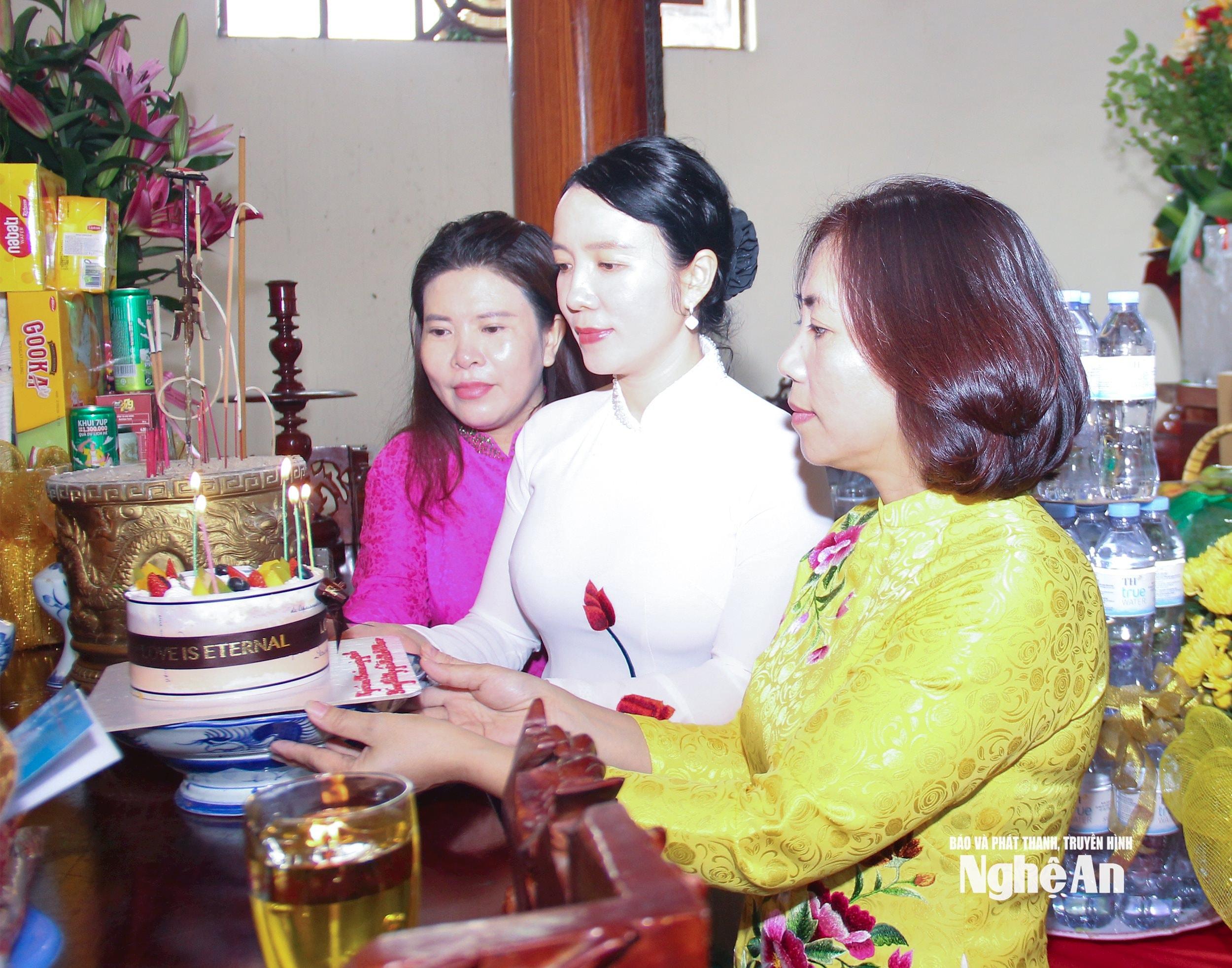 Lãnh đạo các sở, ngành kính dâng lễ nhân