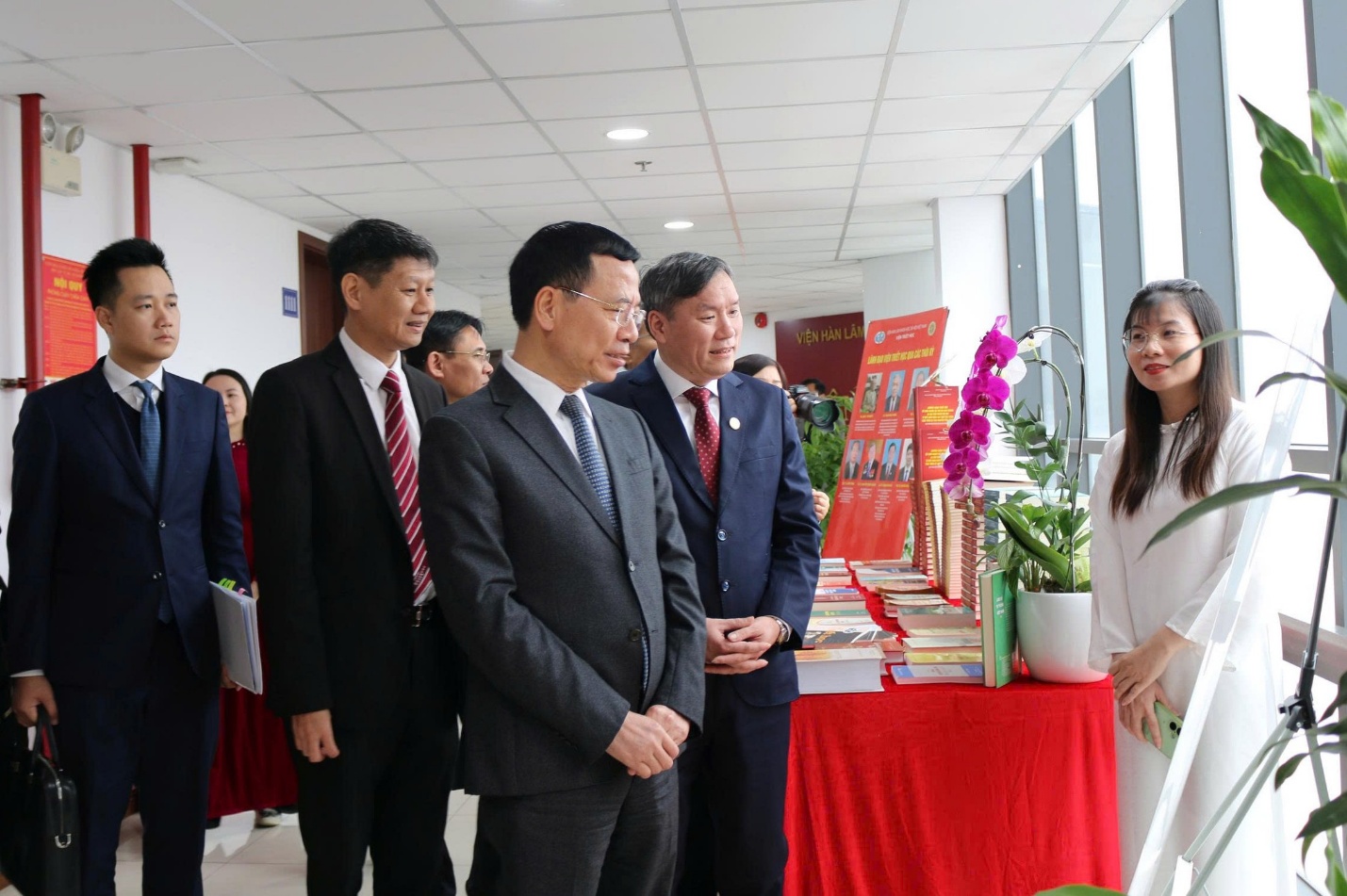 Triết học tạo nền tảng tư duy mở đường cho khoa học, công nghệ, đổi mới sáng tạo và chuyển đổi số- Ảnh 4. Triết học tạo nền tảng tư duy mở đường cho khoa học, công nghệ, đổi mới sáng tạo và chuyển đổi số- Ảnh 4.