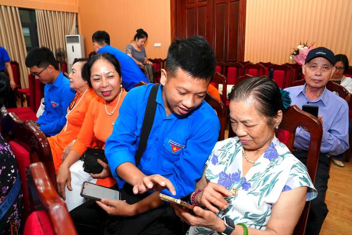"Bình dân học vụ số": Khi các cụ ông, cụ bà "chạm" vào công nghệ- Ảnh 1.