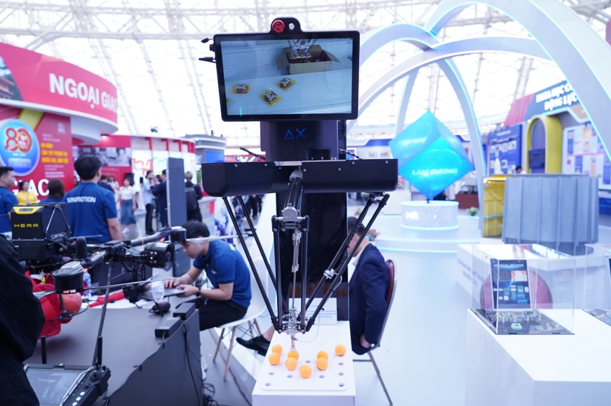 Robot, máy bay không người lái "Make in Viet Nam" gây ấn tượng tại triển lãm của Bộ Khoa học và Công nghệ- Ảnh 6.