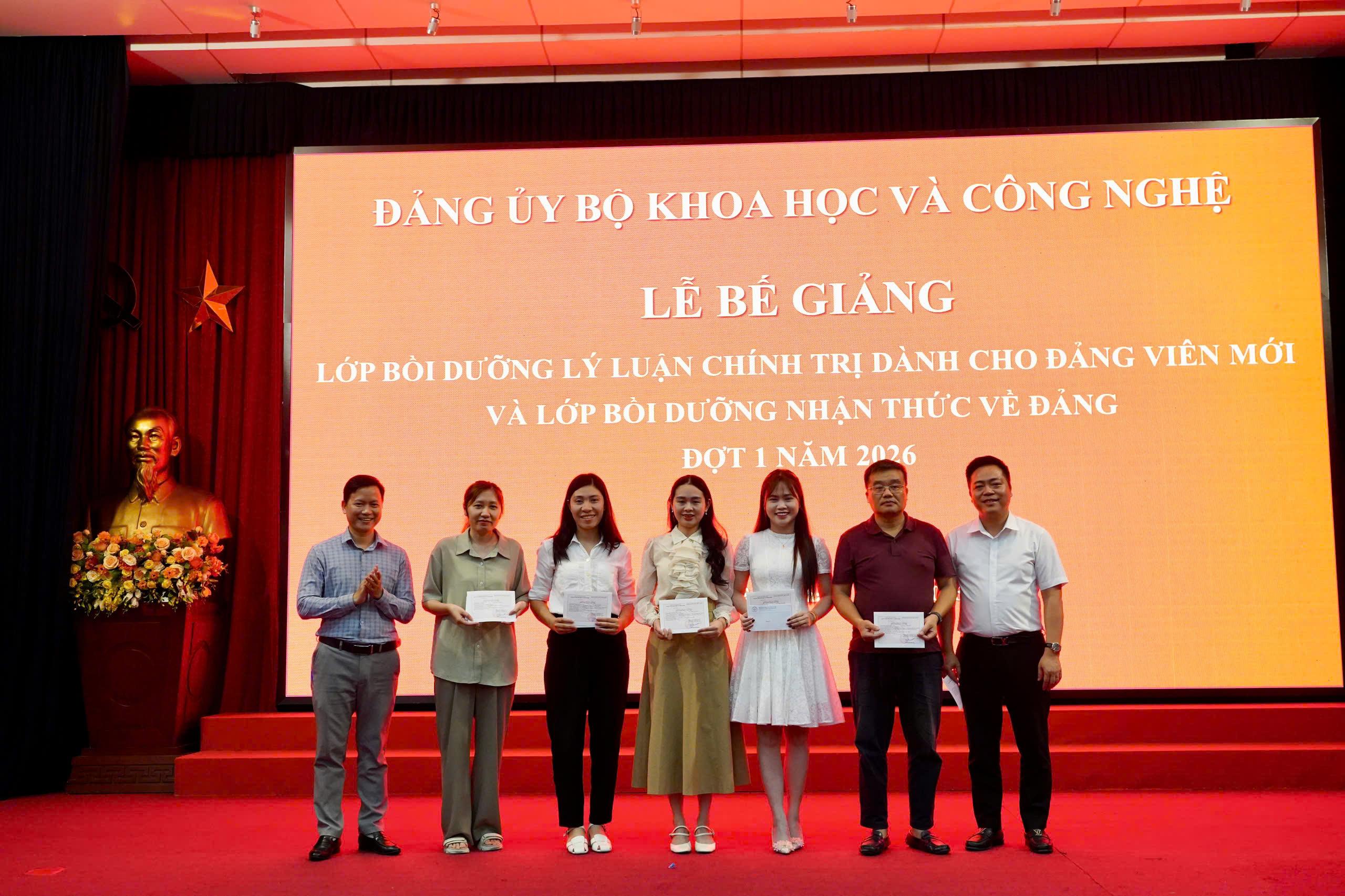 Bế giảng các lớp bồi dưỡng nhận thức về Đảng và lý luận chính trị dành cho đảng viên mới năm 2026 - Ảnh 2.